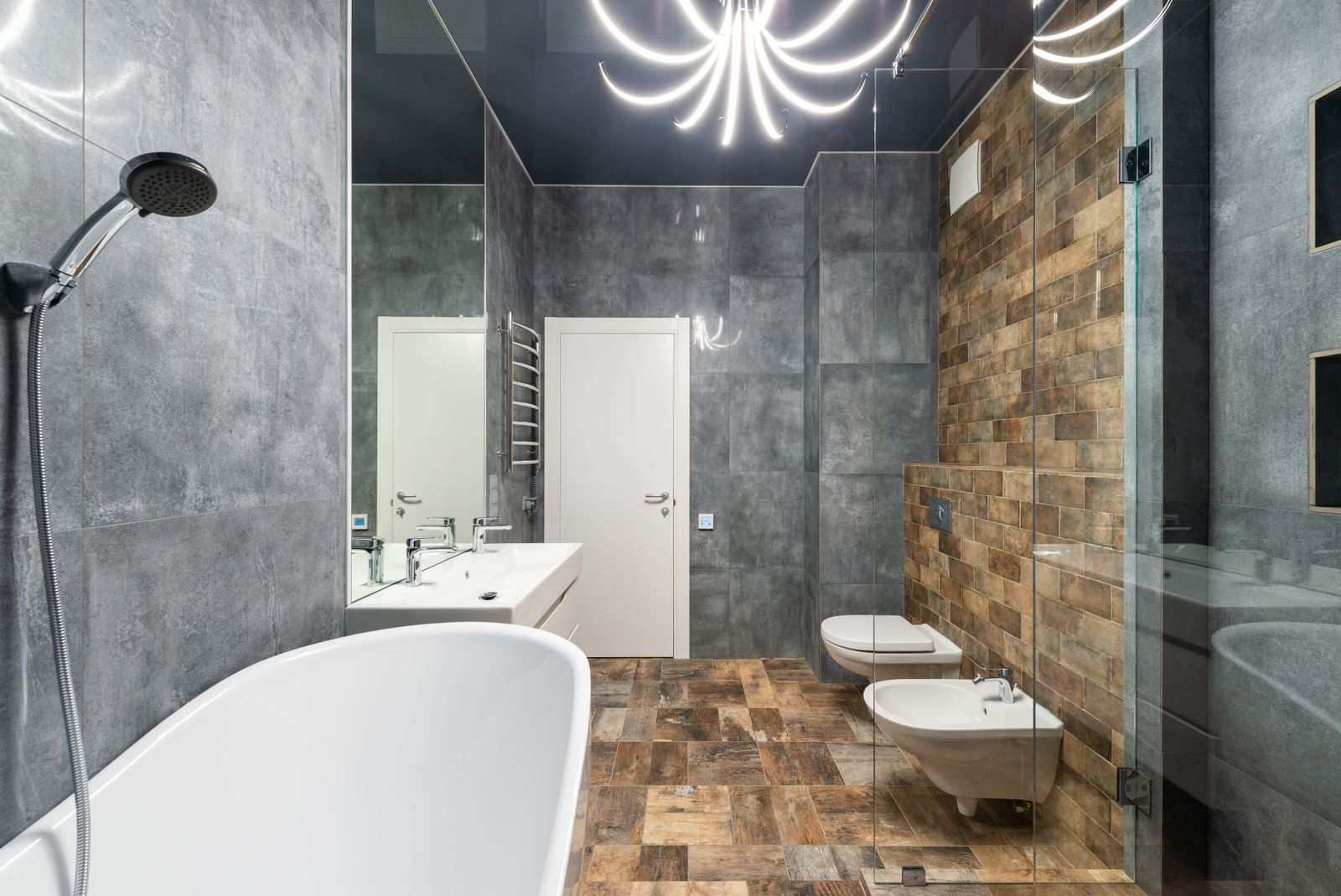 Tamsios blizgios įtempiamos lubos vonios kambaryje